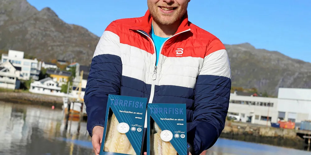 SATSER PÅ NISJE: Jonas Walsøe hos Berg Seafood viser fram nisjeproduktet gryteklar tørrfisk.