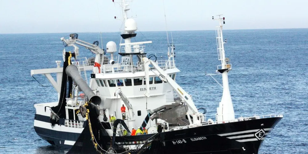 I FISKE: Onsdag kunne «Elisabeth» melde inn en fangst på 320 tonn makrell fra område 716. Dette var makrell med en gjennomsnittsstørrelse på 320 gram, og fangsten ble levert til Sir Fish.