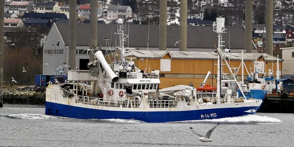 «Midøy Viking» passerer Tromsø fredag formiddag på vei til Senjahopen for levering av siste loddefangst før båten selges.