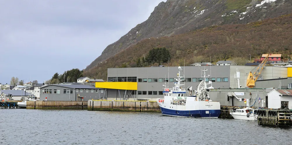 Stortinget ber regjeringen om å utrede en ordning med utleie av tidsbegrensede laksetillatelser for å sikre egenproduksjon i fiskeindustrien. Her Primex Myre som nettopp har bedt om en slik ordning.
