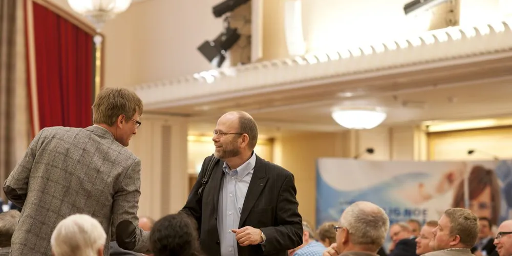LUKKER DØRENE: Sjømat Norge lukker dørene til årsmøtet for å unngå offentlig debatt, men krever samtidig økt offentlighet i forskningen. Her hilser Peter Gullestad (t.h) på Inge Berg forrige gang møtet ble holdt i Bergen. foto: morten wanvik