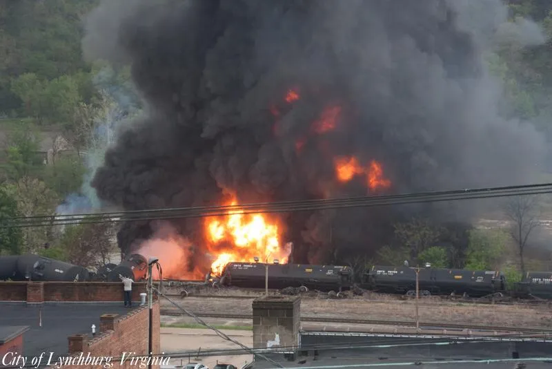 Derailment: oil-laden train burns in Virginia
