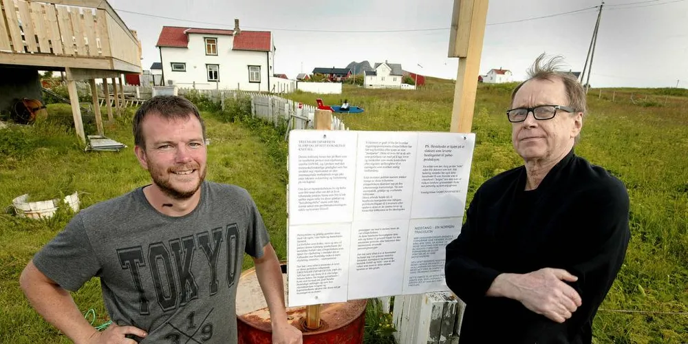Kent Harald Storåker (t.v.) har hestehodeinstallasjonen på sin eindom. Leder i Samfunnspartiet, Øystein Meier, har regien bak stuntet.Foto: Rune Ellingsen