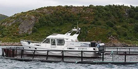 KOM alt for nær mær: Skipperenpå denne skuta hadde griseflaks. Båten kjørte inn i mæra, men anlegget ble ikke påført skade og fisken klarte ikke å rømme. (Arkivfoto: JIM STIAN KARLSEN)