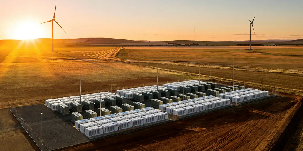 Neoen har tidligere utviklet batterisystemet Hornsdale Power Reserve i Australia og er nå i gang med å bygge et 600 MW anlegg i samme land. Det vil bli verdens største batteri.