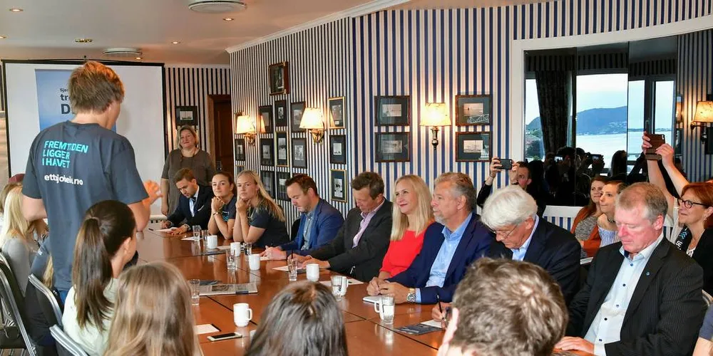 MARIN BOOTCAMP: Bootcampdeltakerne på Marin student bootcamp Villfisk 2017 hadde dengang et eget møte med alle organisasjonslederne i sjømatbransjen hvor de fortalte om hvordan de hadde opplevd møtet med næringa. Foto: Jan Eirik Indrestrand/Norges Fiskarlag