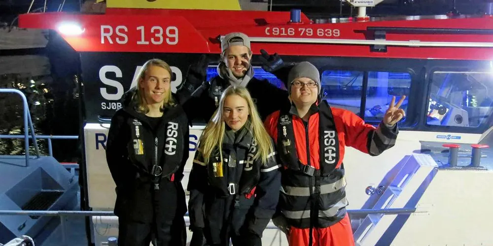 YouTubere hjelper Redningsselskapet. Fra venstre: Emil Walseth, Gjyri Helena Walseth, Vegard Nyga°rd Valde og Robin HesthagenFoto: Redningsselskapet