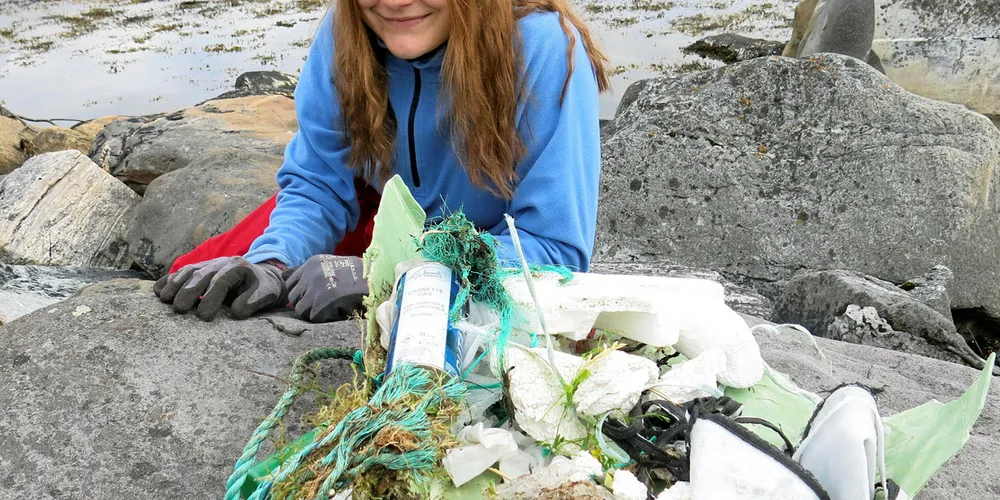SMÅPLAST: Gøril Selnes med en «fangst» av små plastartikler fra stranda i Akkarfjord.
