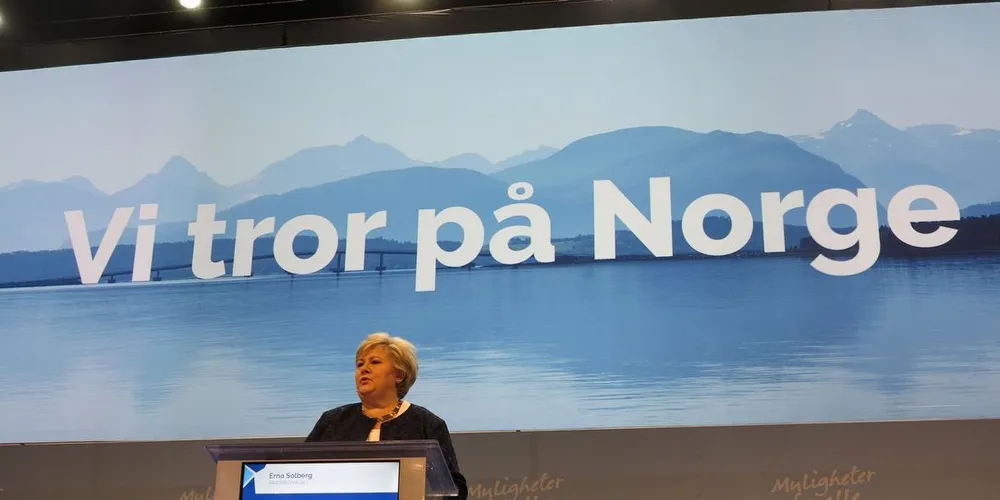 Erna Solberg viste frem et Norge med sjø og fjell, men var mest opptatt av å fortelle at landet trenger endringer og omstilling, der flest mulig å inkluderes. Foto: Nils Torsvik