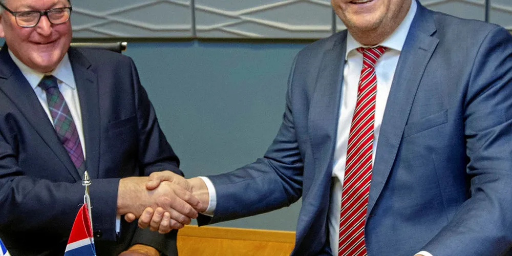 AVTALE: Skottlands fiskeriminister Fergus Ewing og fiskeri- og sjømatminister Harald T. Nesvik er enoge om at Norge og Skottland skal kjempe sammen mot internasjonal fiskerikriminalitet.