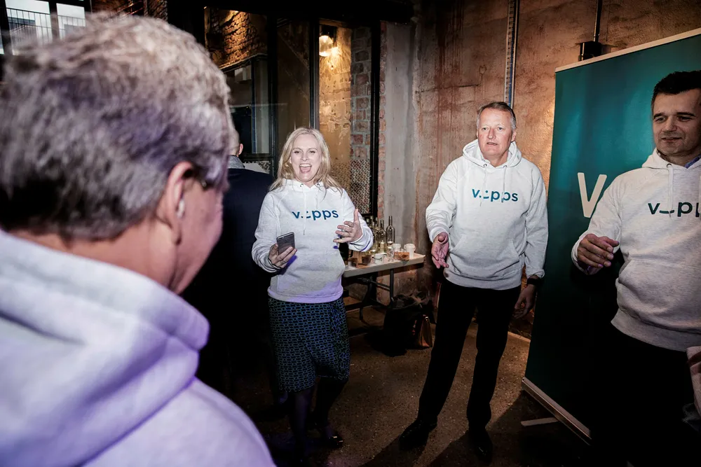 DNB-sjef Rune Bjerke har fått sparebankene med i Vipps-samarbeidet og åpner for å gå utenlands. Her med Vipps-sjef Rune Garborg (til høyre), Eikas konsernsjef Hege Toft-Karlsen og Sparebank 1 SMN-sjef Finn Haugan (med ryggen til). Foto: Fredrik Bjerknes