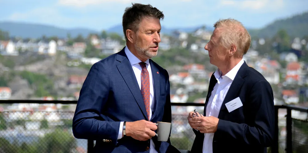 Med Kragerø i bakgrunnen hadde statsråd Terje Aasland en samtale med Distriktsenergi-leder Knut Lockert rett før nyheten om funksjonelt skille ble lagt frem. Lockert og Distriktsenergi jubler over endringen.