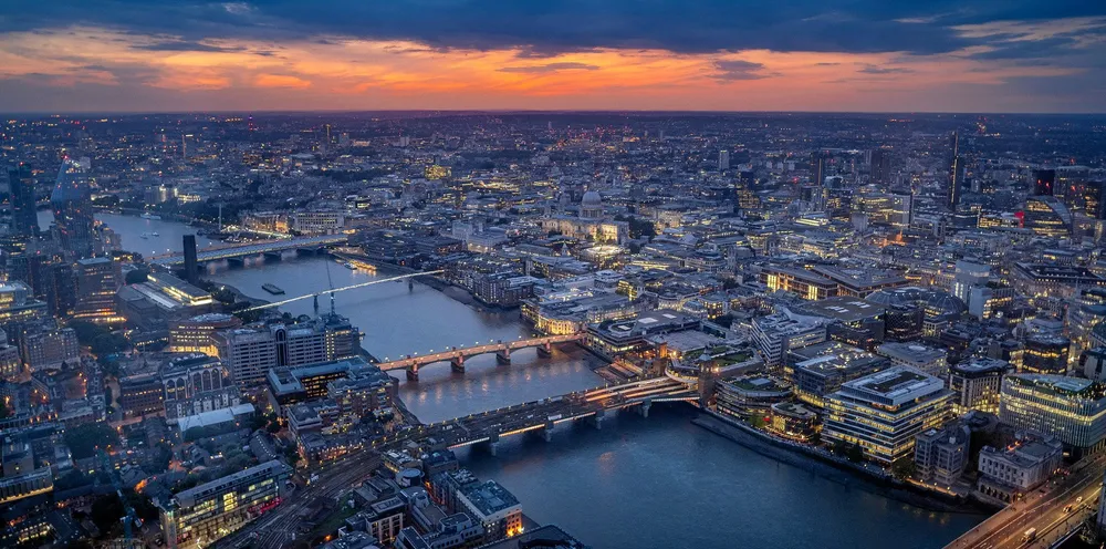 Med høyere strømpriser i London enn i Kristiansand, snur flyten av strømmen og prisområdet NO2 får netto import fra Storbritannia, i stedet for eksport som har vært normalen i sommer. Totalt sett har dermed NO2 netto tilførsel av strøm mandag.