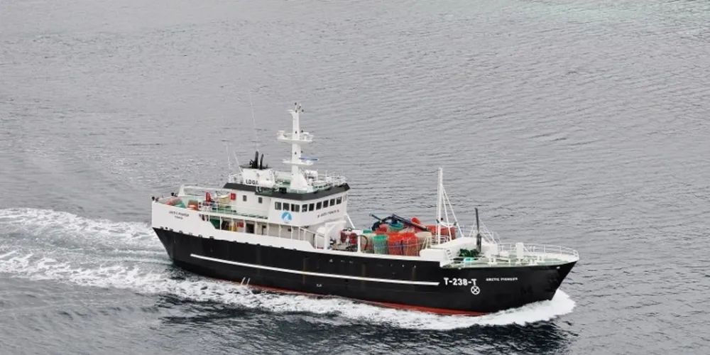 En 24-årige fisker falt over bord «Arctic Pioneer» da de drev snøkrabbefisket i Barentshavet i november 2015. Han ble fort berget opp av havet, men livet til den unge mannen stod dessverre ikke til å redde. Statens havarikommisjon har nå gransket ulykken. Foto: Arctic Pioneer