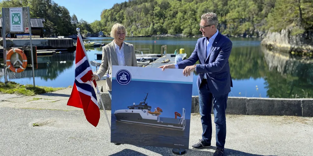 HI-direktør Sissel Rogne og fiskeriminister Odd Emil Ingebrigtsen feirer bevilgningen til ny forskningsbåt.
