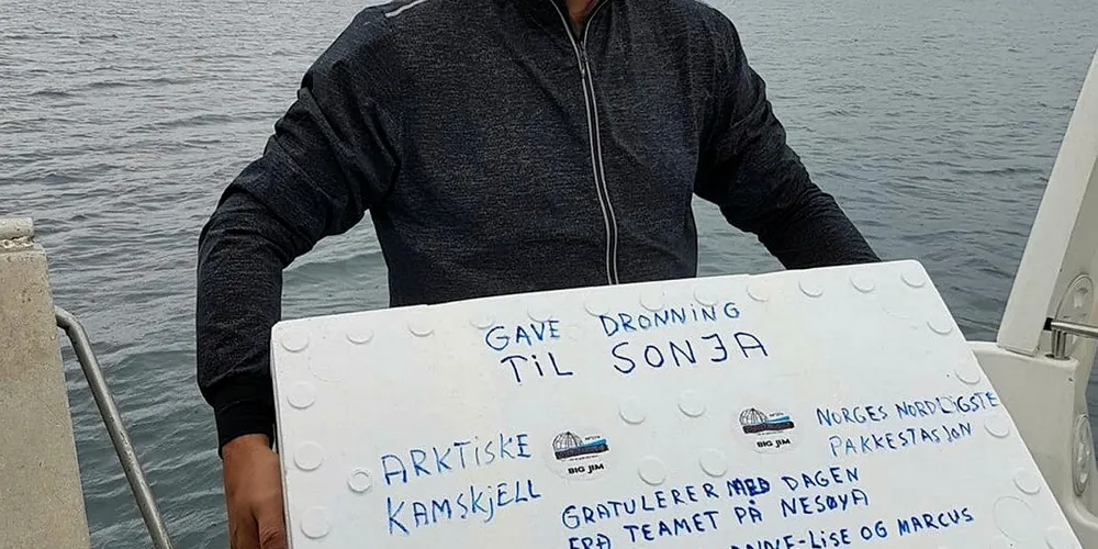 FERSKE SKJELL: Jim Lorentsen og teamet møtte Kongeskipet Norge ved Rangsundøya. Her fikk de levert en eske med et førtitalls arktiske kamskjell til mannskapet.