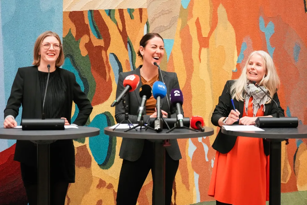 Partiledere holder en pressekonferanse i vandrehallen på Stortinget etter enighet om statsbudsjettet for 2026.