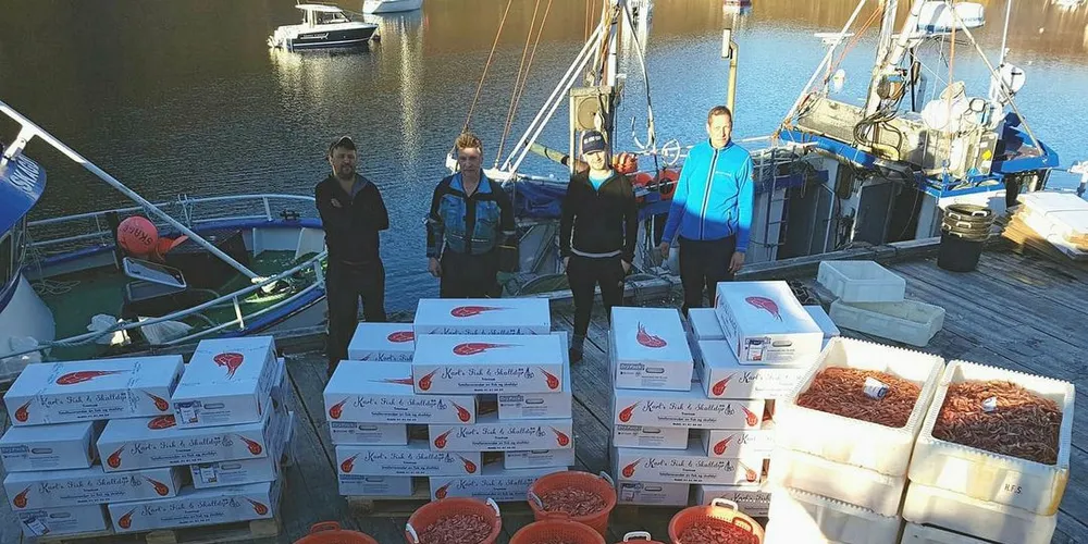 På bildet ser du Jan Ivar Jensen (t.v.), Willy Hansen, Simon Haugen og Tom Jarle Jensen som med båtene "Skagøy", "Arnt Ivar" og "Tom Werner" leverte til sammen 1,5 tonn reker til Karls Fisk og Skalldyr tirsdag kveld.Foto: Karl Alberth Hansen