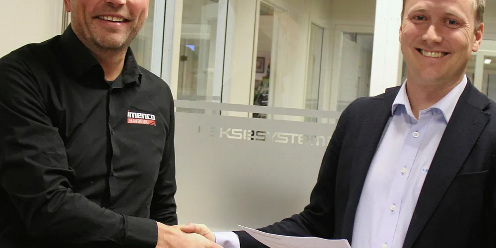 Stig Martin Bø, salgssjef i Imenco Havbruk og Ole Gabriel Kverneland, daglig leder i Laksesystemer med den ferske avtalen mellom selskapene.