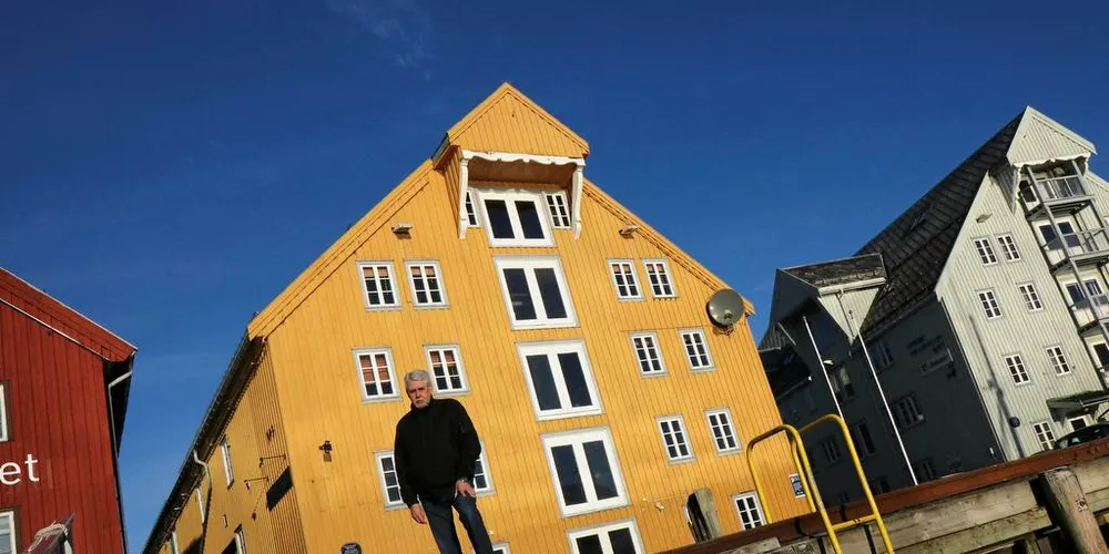 Lokalene: Per Eliassen foran det flotte gamle bryggehuset der Tromsø skal få sitt fiskeri- og sjøfartsmuseum.Foto: Jørn Mikael Hagen