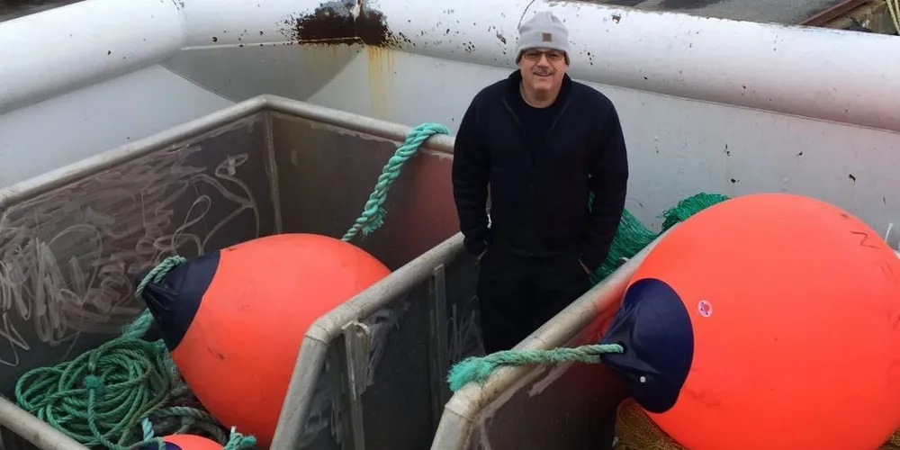 53 år gamle Stein Bjarte Kaldestad er til vanleg sjukepleiar, men heiv seg rundt for nokre veker sidan og er for tida fiskar om bord på M/S «Tunfisk». Foto: Privat