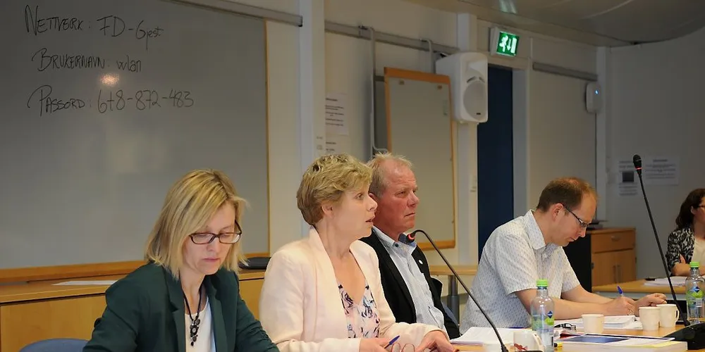 Det er ikke alltid lett å få budskapet helt korrekt og samtidig forståelig. Fiskeridirektør Liv Holmefjord (i midten) skal se om språket i forskriften for årets makrellregulering kan bli enklere. Foto: Kjersti Kvile