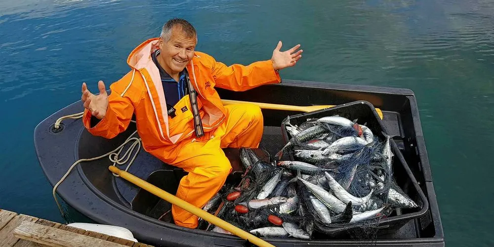 HVA I ALL VERDEN?: Hobbyfisker Stig Mathiassen skulle fiske seg litt sild, men endte i stedet opp med et garn stappfullt av makrell for to ukers tid siden i Mjøsundet, i Troms.