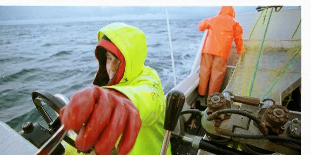 UTFORDRING: Stortingets næringskomité vil få kvotemeldingen til behandling når de samles i neste uke. Her manøvrerer Odd Kristian Myhre båten «Havblomst». Han driver med samfiske, og kan bli rammet av det nye regelverket.Foto: Bjørn Tore Forberg