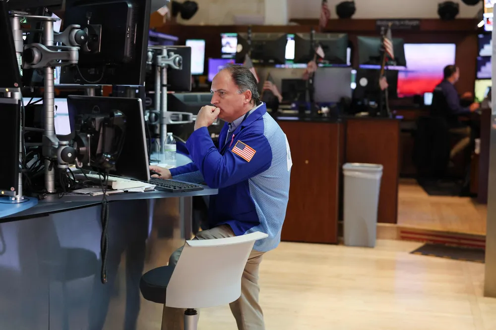 En av de mange meglerne på New York Stock Exchange-gulvet som har hatt litt å bryne seg på denne uken.