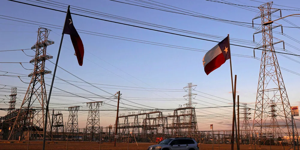 I motsetning til i 2021 ser det foreløpig ut til at kraftsystemet i Texas tåler belastningen i ekstrem vinterkulde. Kraftproduksjonen ligger an til å være større gjennom hele døgnet enn forbruket, og strøm lagret på batteri reduserte forbruket i morgentimene tirsdag.