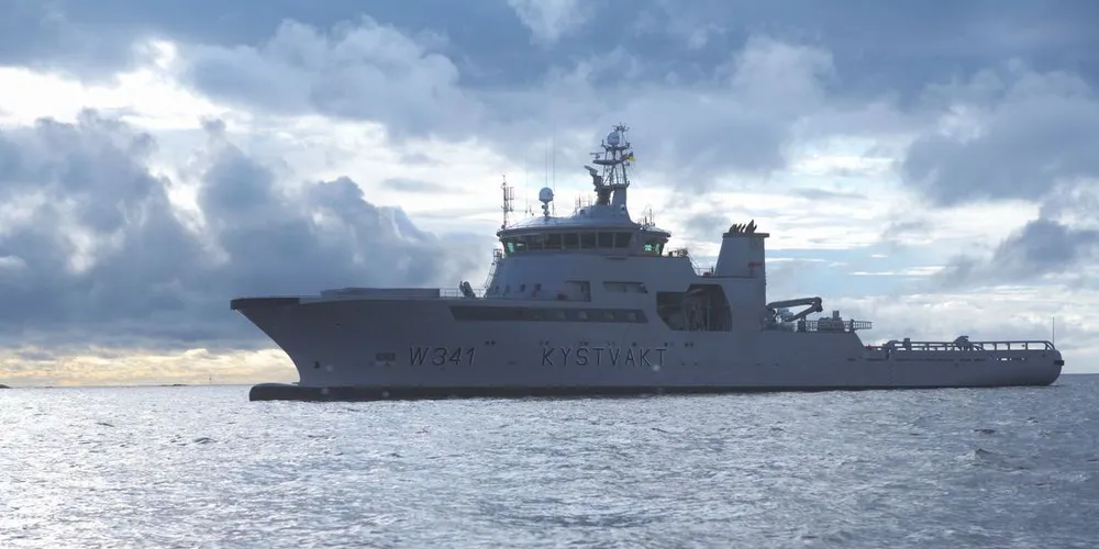 Kystvaktskipet KV «Bergen» bordet onsdag en tråler som dumpet fisk i vernesonen ved Svalbard. Hittil i år er ti fartøy tatt for utkast i norsk økonomisk sone. Foto: Torgeir Haugaard/Forsvaret