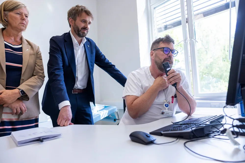 Helseminister Jan Christian Vestre (Ap) var på besøk hos Lovisenberg Diakonale Sykehus i august. Målet var å se hvordan sykehuset effektiviseres gjennom kunstig intelligens.