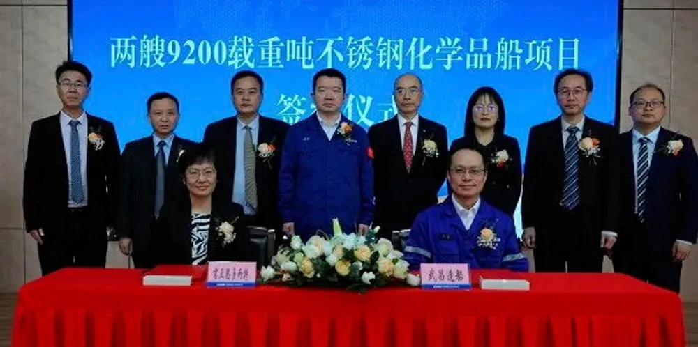 Si Liang, chairperson of SSCSSL (front left), and Li Tao (front right), commercial director of Wuchang Shipyard, sign the contract, with Minwei Qu, general manager of Stolt-Nielsen China pictured fourth from the right.