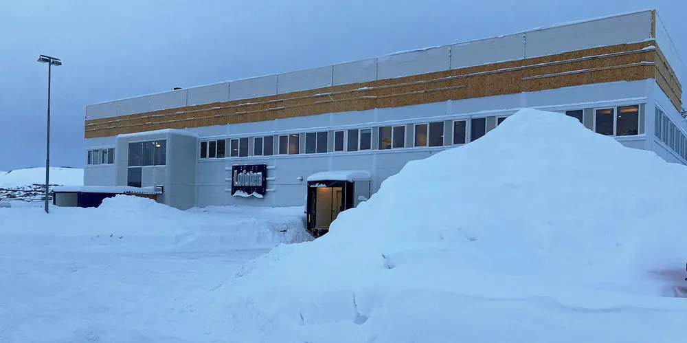 MYE SNØ: Slik så det ut ved Insula-fabrikken i Storeidøya på Leknes i Lofoten i går. Insula holder på å bygge på en ny etasje. Vinduene er ennå ikke satt inn.