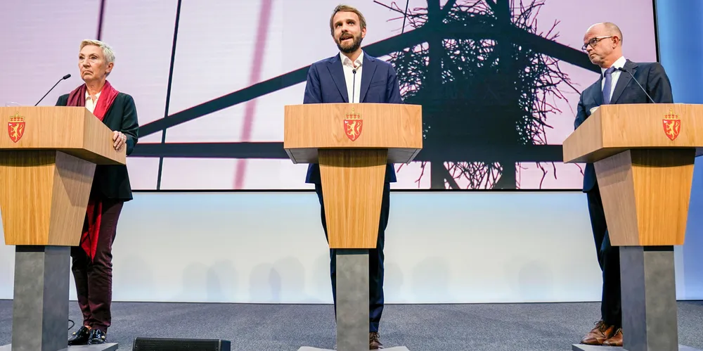 LO-leder Peggy Hessen Følsvik, næringsminister Jan Christian Vestre og NHO-leder Ole Erik Almlid holder pressekonferanse om strømtiltak for næringslivet i Marmorhallen.