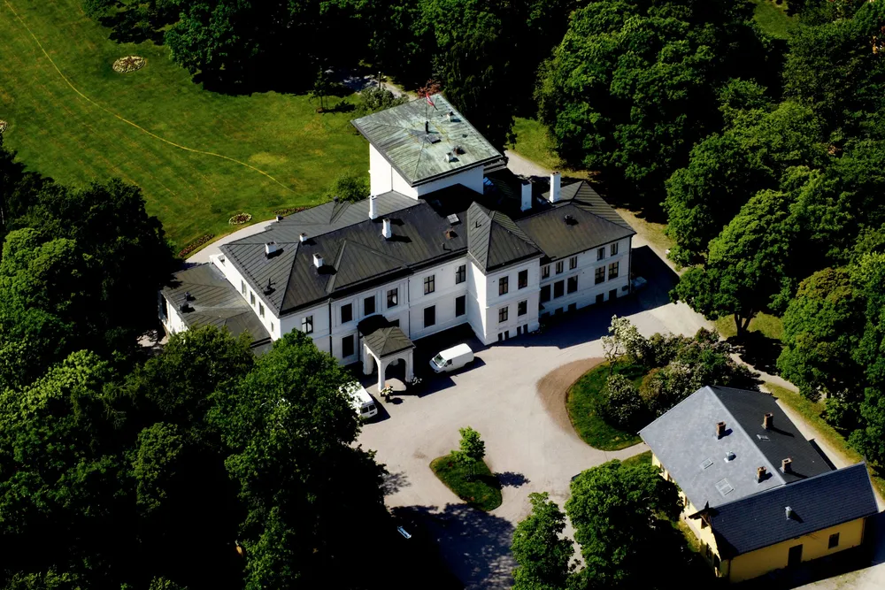 Skøien Hovedgaard, også kjent som Skøyen Hovedgård, ved Frognerparken i Oslo er til salgs for 500 millioner kroner. Tore Aksel Voldberg og megleren vurderer priskutt for å få solgt eiendommen som har vært til salgs i over et år. – Vi får se hva markedet til slutt er villige til å gi, sier megler Terje Tinholt.