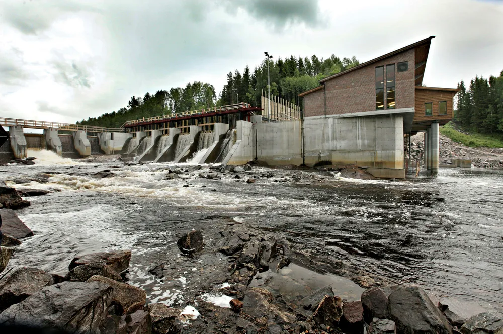 Et grovt bilde av hva alt dette vil si i praksis, lar seg tegne ved å se på muligheter som maskinlæring åpner innen vannkraft. Der er driftssikkerhet alfa og omega, skriver artikkelforfatterne. Her Syversætre Foss kraftverk i Hedmark.