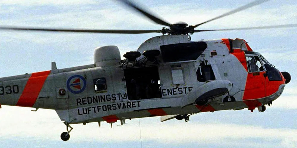 REDNING: Det er ikke så rent sjeldent at det henger Sea King redningshelikopter i lufta over Nord-Norge. En aktiv befolkning og økende turisme gjør at Hovedredningssentralen i Nord har det ekstra travelt i sommermånedene. Dette bildet er forøvrig fra en øvelse.