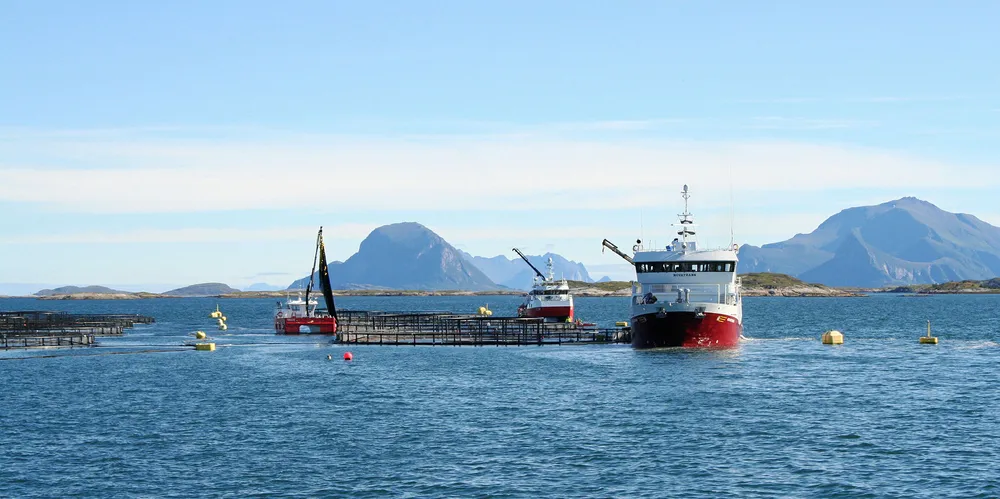 ØNSKER AREALAVGIFT: Går det som organisasjonen Nettverk for fjord- og kystkommuner, Sjømat Norge og Norsk Industri ønsker, må lakseoppdretterne i framtida betale arealavgift til kommunene. Her ser vi Nova Sea sitt anlegg på Bolga i Meløy kommune, Nordland.