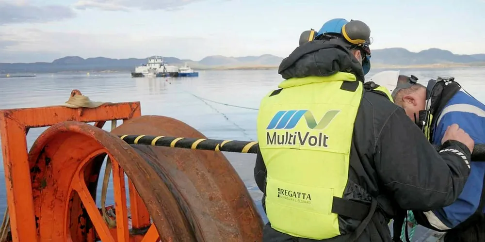 Montører fra Multivolt i forbindelse med elektrifiseringen av Eide Fjordbruk sine to anlegg i Fensfjorden.