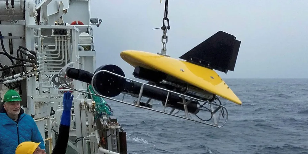 SURFEBRETT: Ustyrt med video som teller plankton blir denne surfebrett-lignende gjenstanden sluppet til havs. Solrun Sigurgeirsdottir og Asthor Gisslason er fra det islandske havforskningsinstituttet.