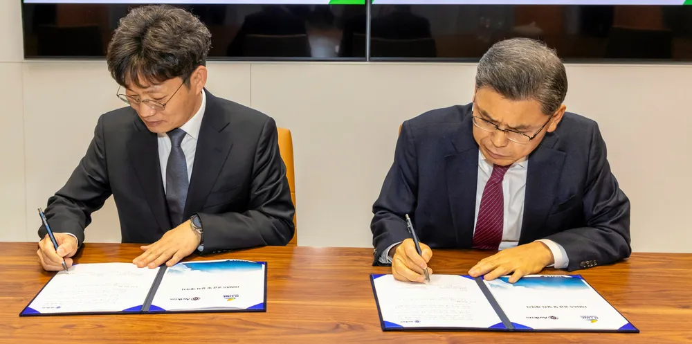 Avikus chief executive Do-Hyeong Lim (left) and H-Line chief executive Myung-deuk Seo.