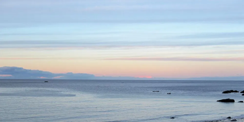 OLJEUTVINNING: Havforskningsinstituttet anbefaler ikke oljeutvinning i Lofoten-Vesterålen-Senja. I en kronikk forklarer instituttet grunnlaget for det. Her fra Værøy i Lofoten.