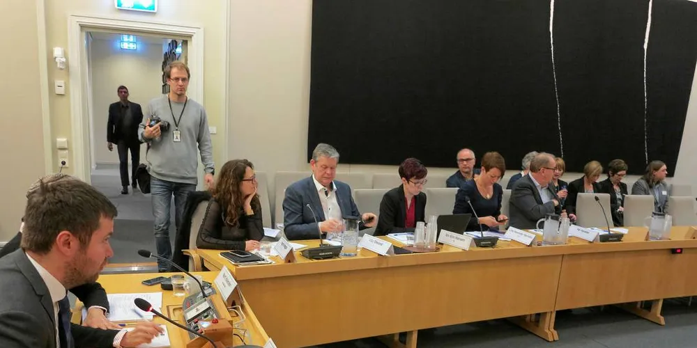 Flere vil inn i næringskomiteen i Stortinget. Her et bilde fra høring om Sjømatindustrimeldingen. Sittende f.v. Geir Pollestad (SP), Ingrid Heggø (Ap), Odd Omland (Ap), Siv Elin Hansen (SV ), Line Henriette Hjemdal (KrF), Pål Farstad (V).Arkivfoto: Nils Torsvik
