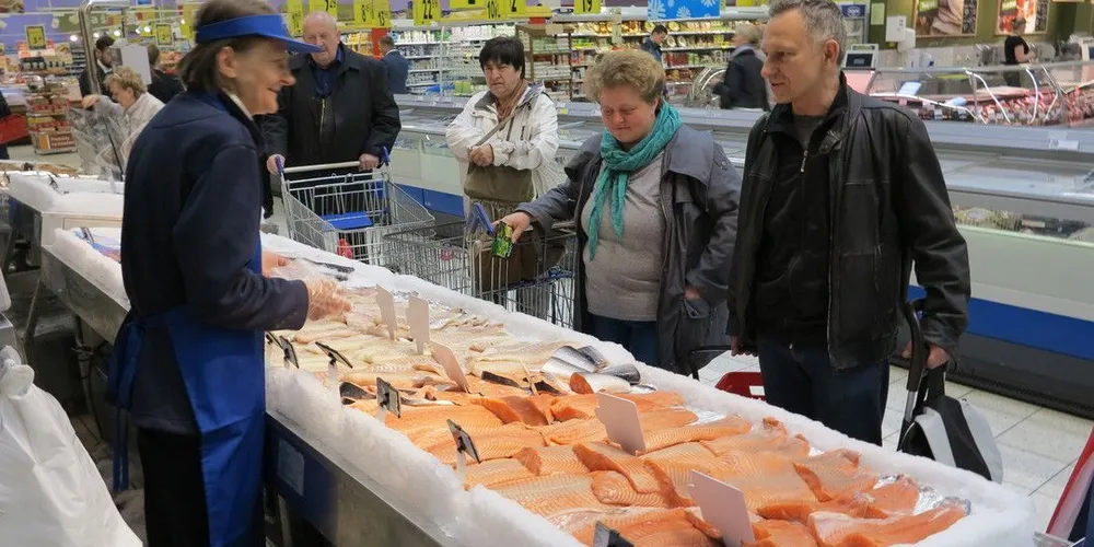 Lakseverdien forsetter å øke, men salget i Europa går ned. Her norsk laks i en fiskedisk i den polske hovedstaden Warszava. Foto: Jørn Mikael Hagen.