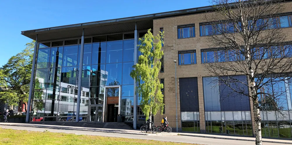 Nord-Troms tingrett lar voldtektstiltalt fisker få dra på fiske i stedet for varetektsfengsling.