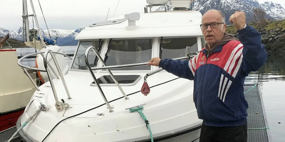 "LYNINGS": Åpen gruppe-fisker Guttorm Trondsen i Øksfjord er synlig misfornøyd med det valget Sjøfartsdirektoratet har gitt ham for å få «Stensø» godkjent. Det kan gå mot andre kutting av baugen på den i dag vel åtte meter lange båten.Foto: Privat