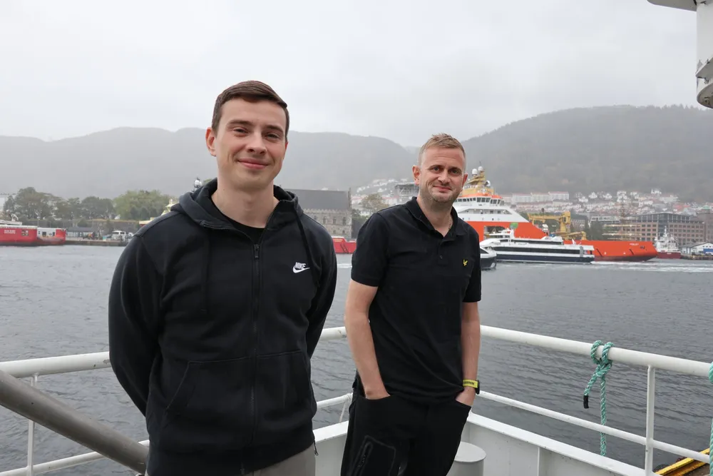 02. oktober lå kystbåten «Gunnar K» til kai i gråværet i Bergen. Avbildet er styrmenn Olav Kristoffersen (27) og Oddbjørn Larsen (36).