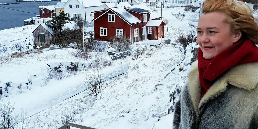 I HAVGAPET: Maren nyter livet, lyset og opplevelsene ytterst på Helgelandskysten. Hun feiret også jul i Myken, og da var det bare fire mennesker på øya. – Vi møttes og spiste julemiddag sammen. Det var en annerledes, men fin jul, sier Maren.
