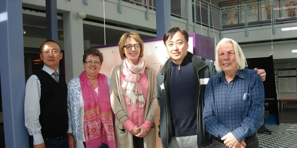 Norske Olivita har fått innpass i Kina. Til tross for upopulær fredspris-utdeling fikk de importløyve i forrige uke. Her er may Britt Manin, Heidi Johansen og Bjarne Øderud sammen med sine to kinesiske kontakter.
